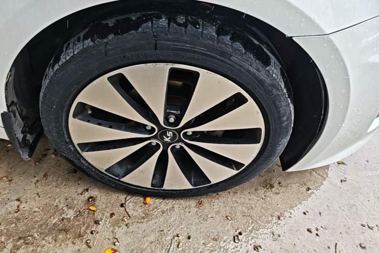 Used Kia K5 2012 2.0L Automatic DLX Right Front Wheel Hub
