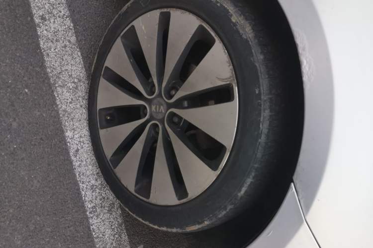 Used Kia K5 2012 2.0L Automatic DLX Right Front Wheel Hub