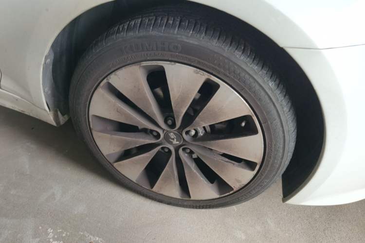 Used Kia K5 2012 2.0L Automatic DLX Right Front Wheel Hub