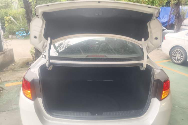 Used Kia K5 2012 2.0L Automatic DLX Trunk