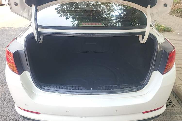 Used Kia K5 2012 2.0L Automatic DLX Trunk