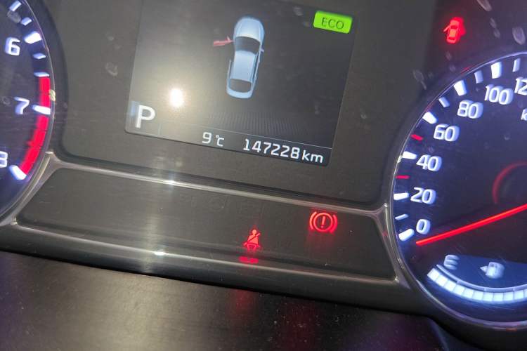 Used Kia K5 2014 2.0L Automatic LUXURY Odometer Close Up