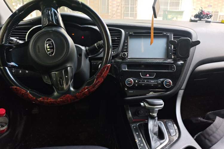 Used Kia K5 2014 2.0L Automatic LUXURY Center Console