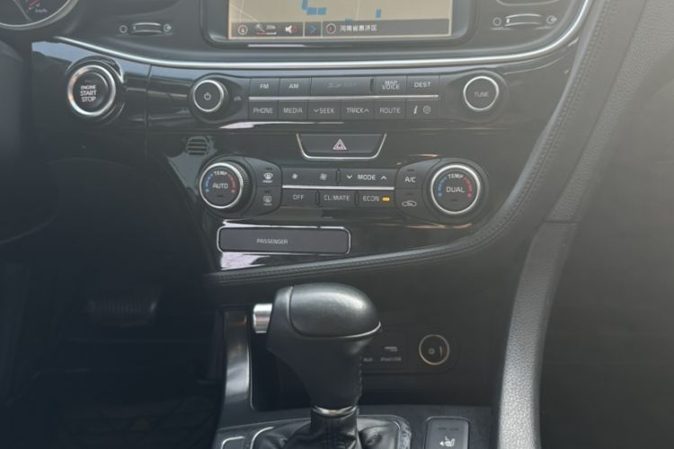 Used Kia K5 2014 2.0L Hybrid Luxury Edition Interior 4