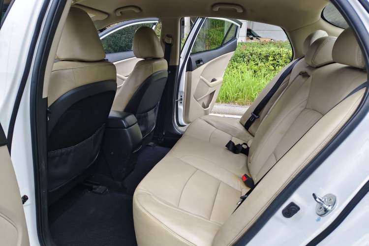 Used Kia K5 2014 2.0L Manual GL Interior 4