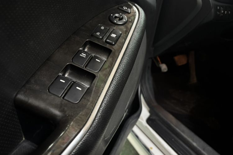 Used Kia K5 2014 2.0L Automatic LUXURY Interior 9