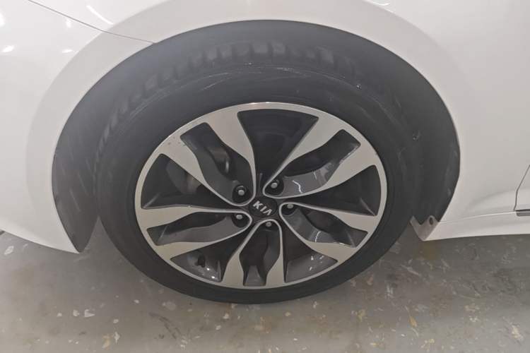 Used Kia K5 2014 2.0L Automatic LUXURY Left Front Wheel Hub