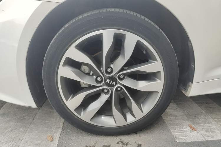 Used Kia K5 2014 2.0L Automatic LUXURY Left Front Wheel Hub