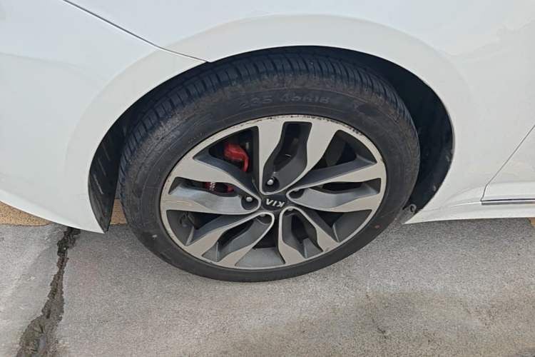 Used Kia K5 2014 2.0L Automatic LUXURY Left Front Wheel Hub