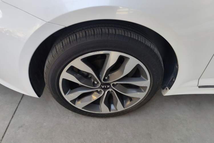 Used Kia K5 2014 2.0L Automatic LUXURY Left Front Wheel Hub