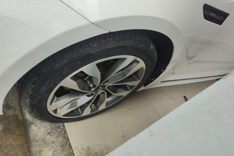 Used Kia K5 2014 2.0L Automatic LUXURY Left Front Wheel Hub