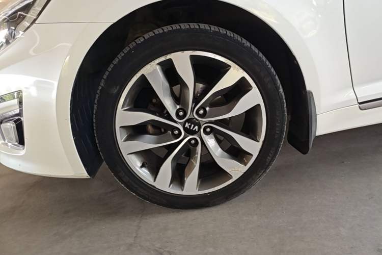 Used Kia K5 2014 2.0L Automatic LUXURY Left Front Wheel Hub