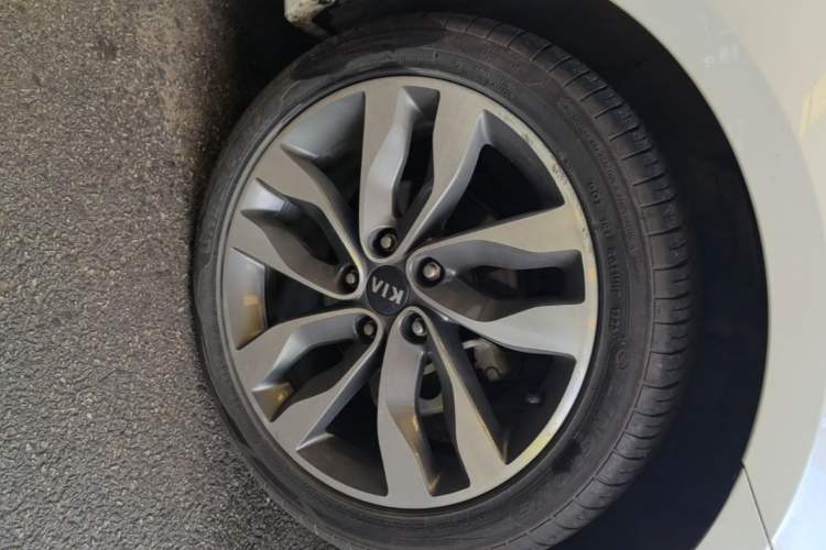 Used Kia K5 2014 2.0L Automatic LUXURY Left Front Wheel Hub
