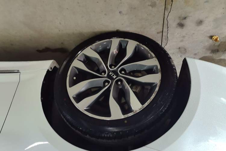 Used Kia K5 2014 2.0L Automatic LUXURY Left Front Wheel Hub