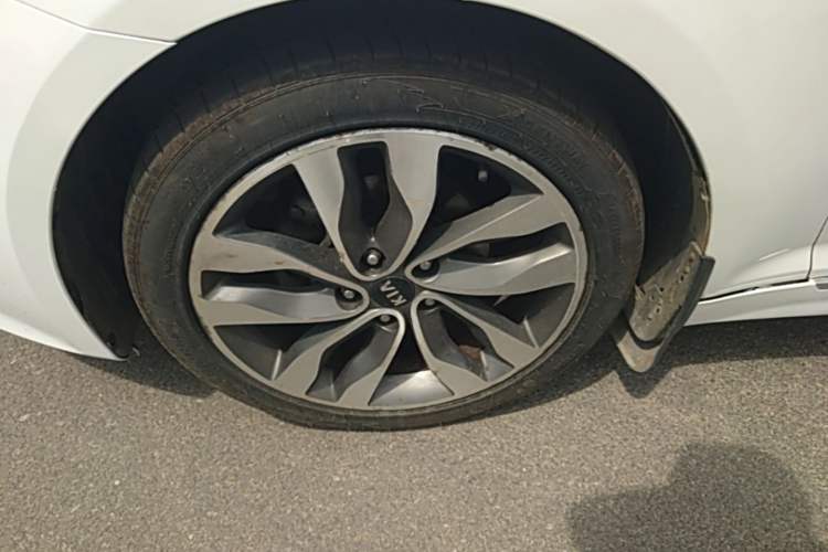 Used Kia K5 2014 2.0L Automatic LUXURY Left Front Wheel Hub