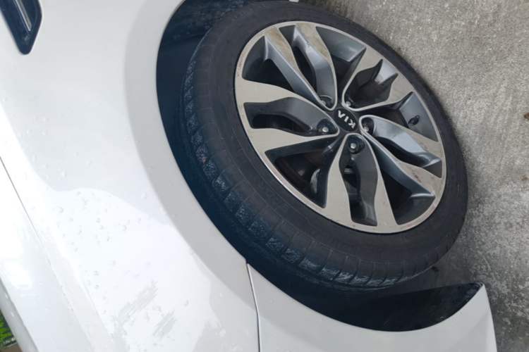 Used Kia K5 2014 2.0L Automatic LUXURY Left Front Wheel Hub