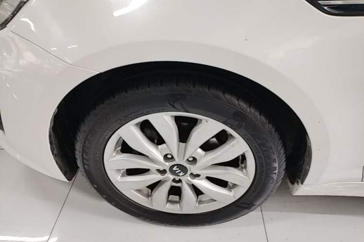 Used Kia K5 2014 2.0L Automatic GLS Left Front Wheel Hub