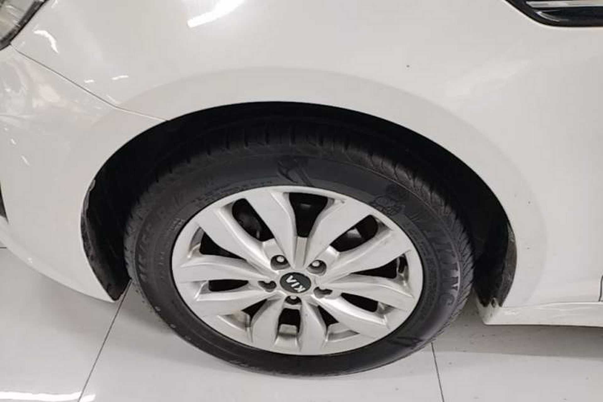 Used Kia K5 2014 2.0L Automatic GLS Left Front Wheel Hub