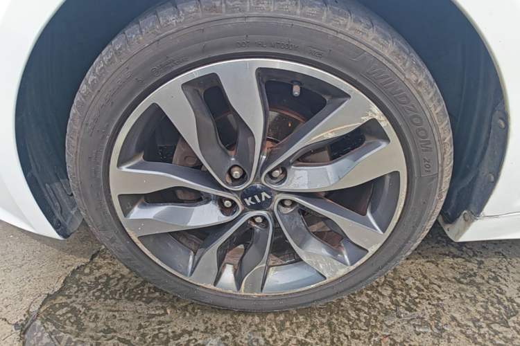 Used Kia K5 2014 2.0L Automatic LUXURY Left Front Wheel Hub