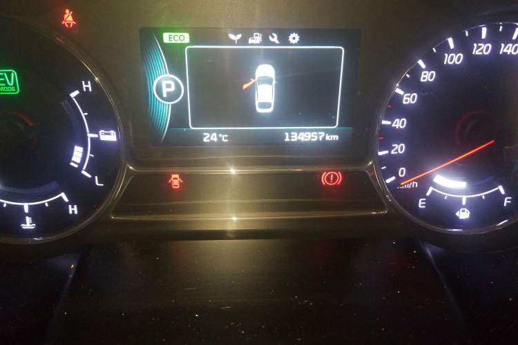 Used Kia K5 2014 2.0L Hybrid Luxury Edition Odometer Close Up