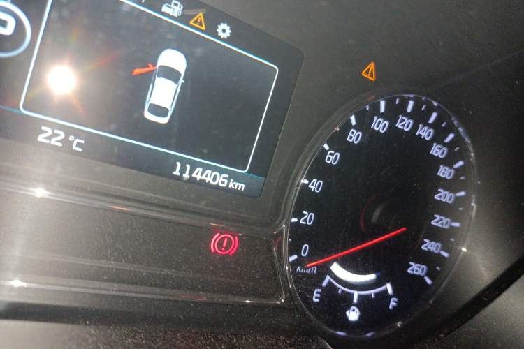 Used Kia K5 2014 2.0L Hybrid Luxury Edition Odometer Close Up