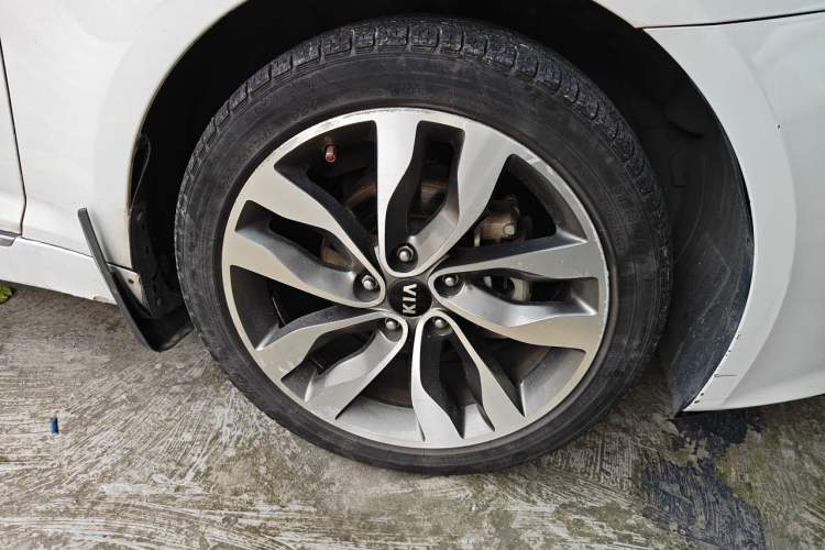 Used Kia K5 2014 2.0L Automatic LUXURY Right Front Wheel Hub