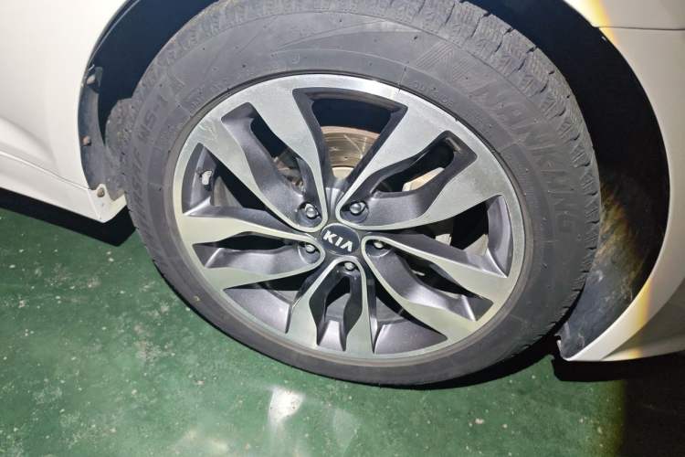 Used Kia K5 2014 2.0L Automatic LUXURY Right Front Wheel Hub