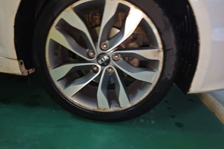 Used Kia K5 2014 2.0L Automatic LUXURY Right Front Wheel Hub