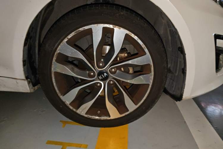 Used Kia K5 2014 2.0L Automatic LUXURY Right Front Wheel Hub