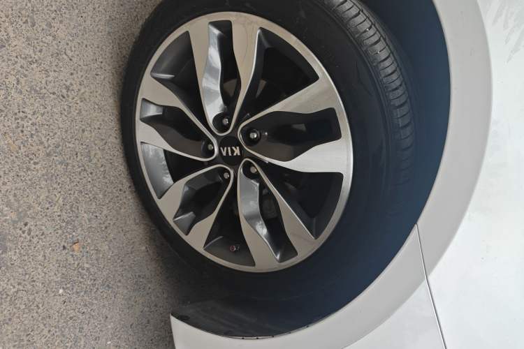 Used Kia K5 2014 2.0L Automatic LUXURY Right Front Wheel Hub