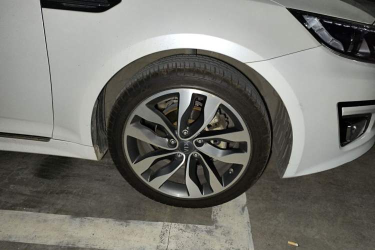 Used Kia K5 2014 2.0L Automatic LUXURY Right Front Wheel Hub