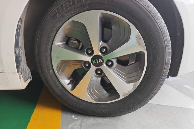 Used Kia K5 2014 2.0L Hybrid Luxury Edition Right Front Wheel Hub