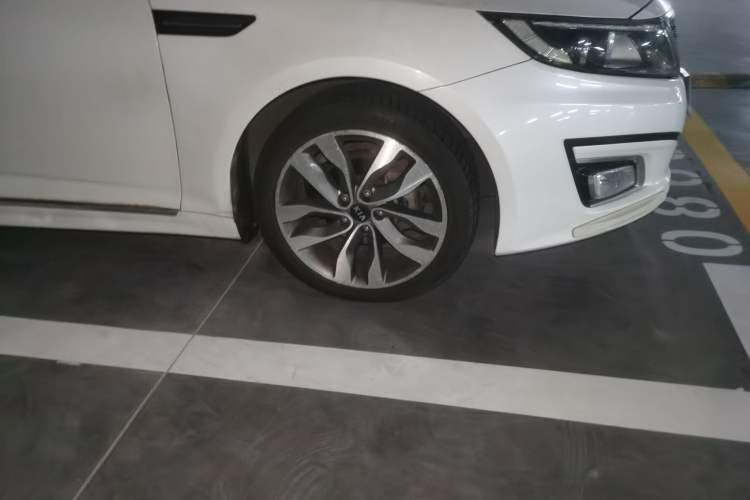 Used Kia K5 2014 2.0L Automatic LUXURY Right Front Wheel Hub