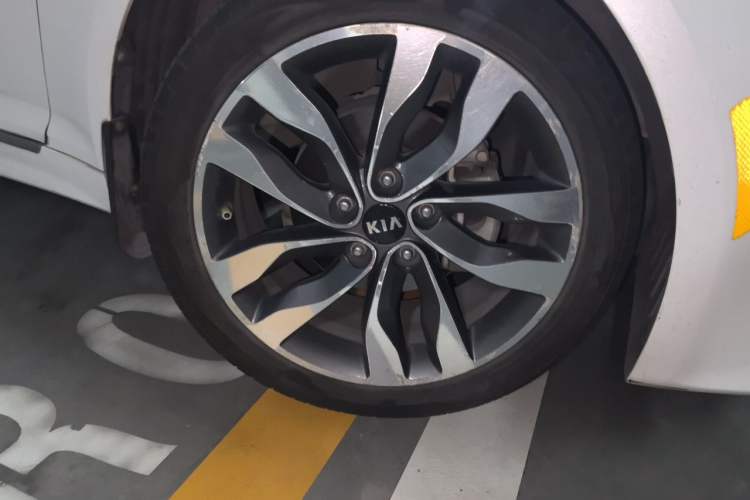 Used Kia K5 2014 2.0L Automatic LUXURY Right Front Wheel Hub