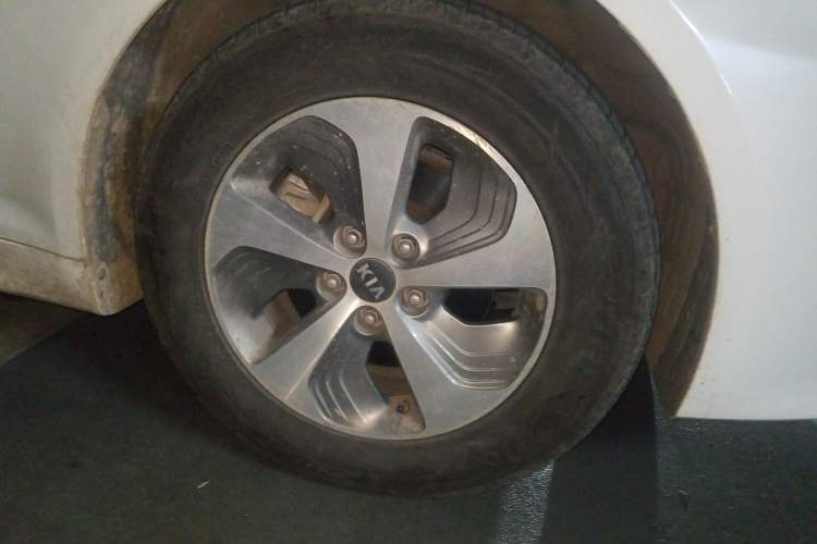 Used Kia K5 2014 2.0L Hybrid Luxury Edition Right Front Wheel Hub