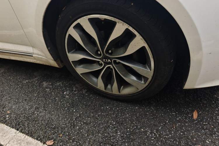 Used Kia K5 2014 2.0L Automatic LUXURY Right Front Wheel Hub