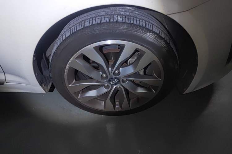 Used Kia K5 2014 2.0L Automatic LUXURY Right Front Wheel Hub