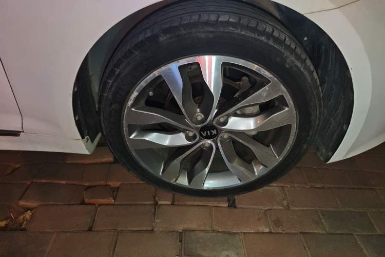 Used Kia K5 2014 2.0L Automatic LUXURY Right Front Wheel Hub