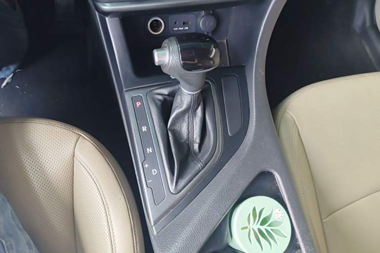 Used Kia K5 2015 2.0L Automatic GL Gear Lever