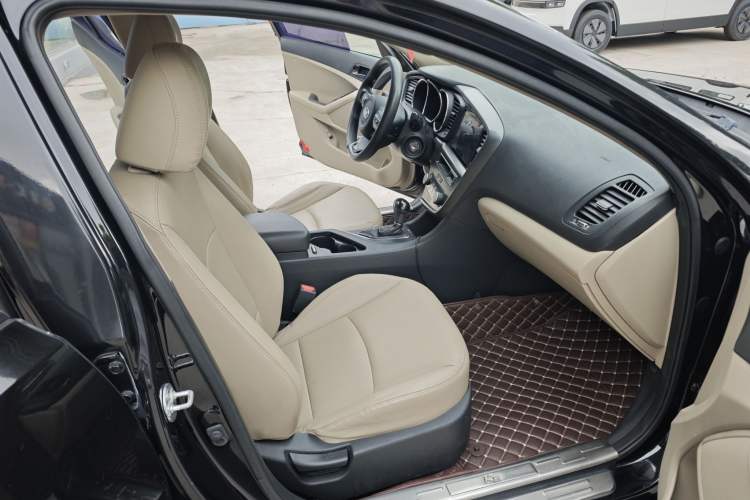 Used Kia K5 2015 2.0L Automatic GL Interior 4