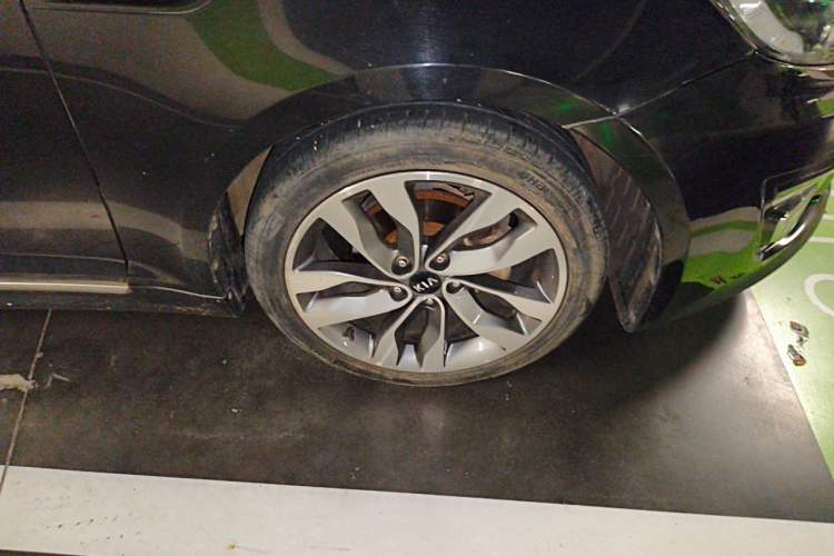 Used Kia K5 2015 2.0L Automatic LUX Right Front Wheel Hub