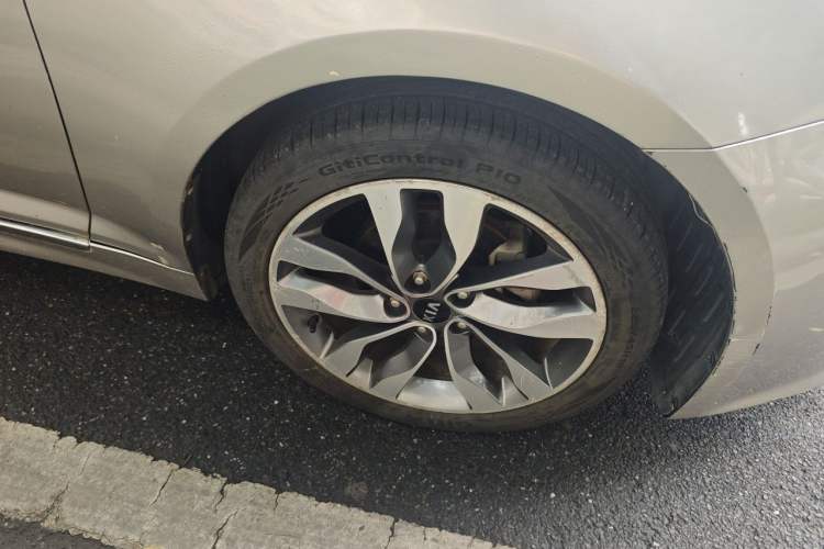 Used Kia K5 2015 2.0L Automatic LUX Right Front Wheel Hub