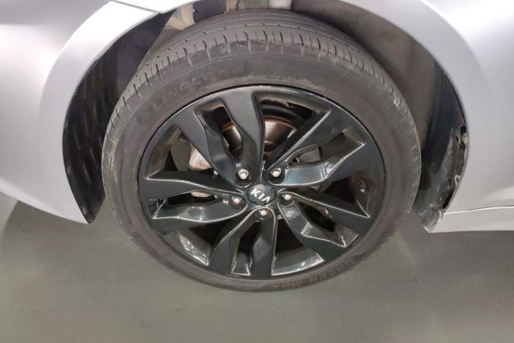 Used Kia K5 2015 2.0L Automatic LUX Left Front Wheel Hub