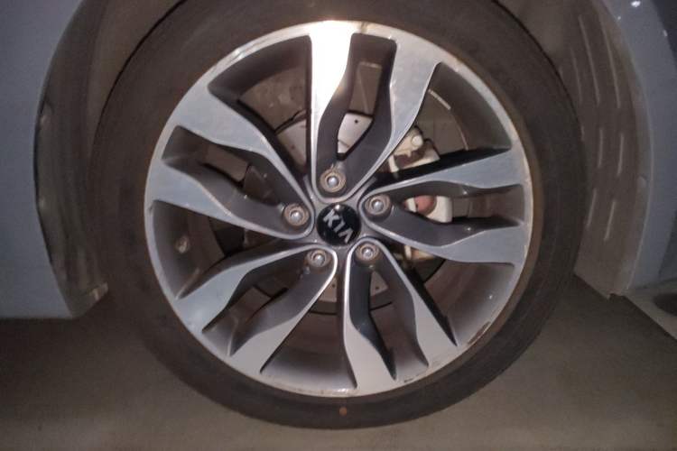 Used Kia K5 2015 2.0L Automatic LUX Right Front Wheel Hub