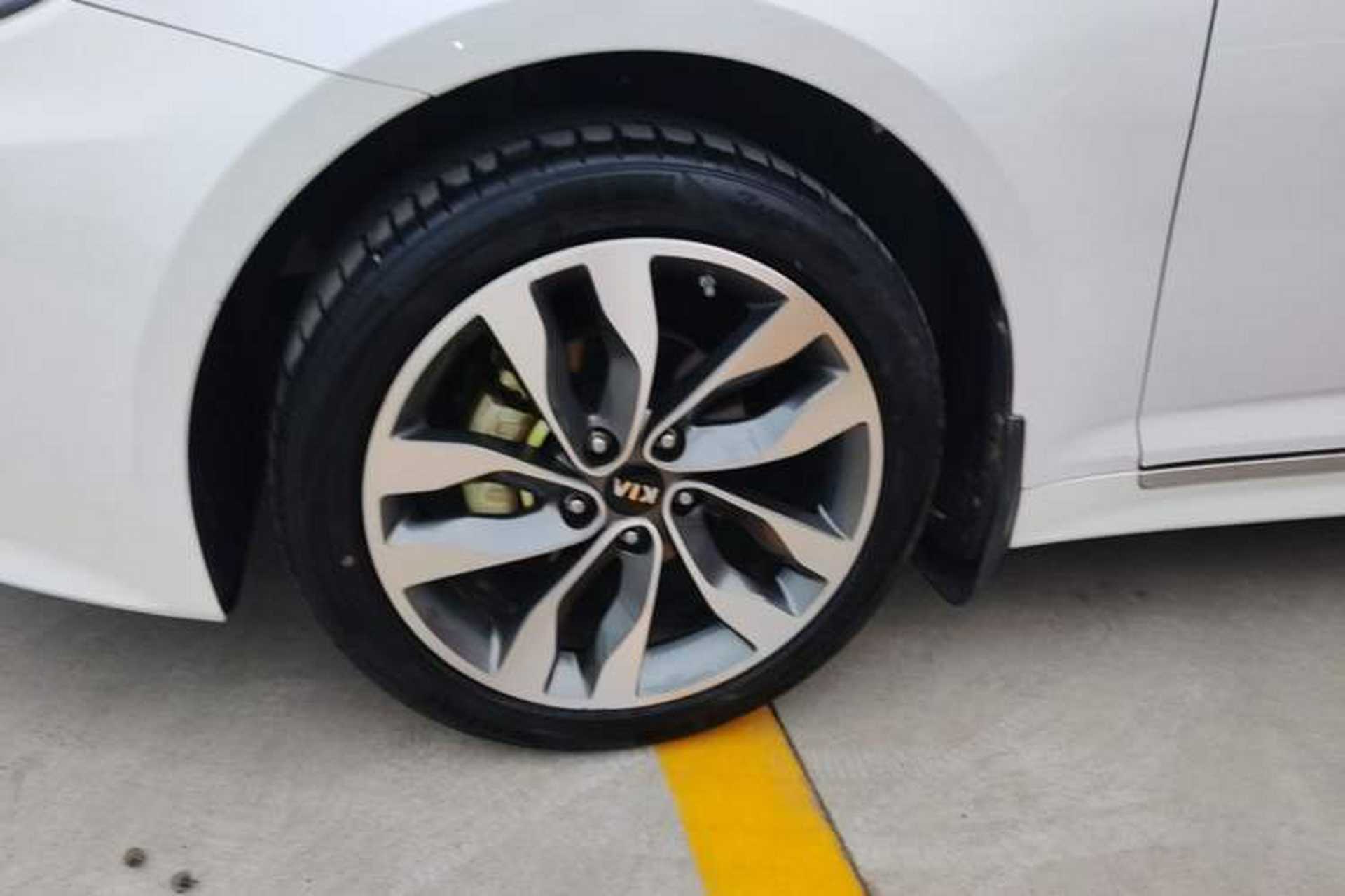 Used Kia K5 2015 2.0L Automatic LUX Left Front Wheel Hub