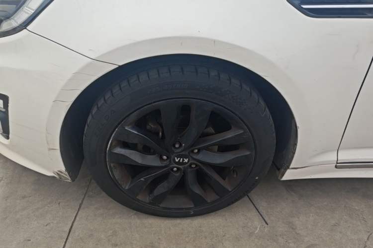 Used Kia K5 2015 2.0L Automatic LUX Left Front Wheel Hub