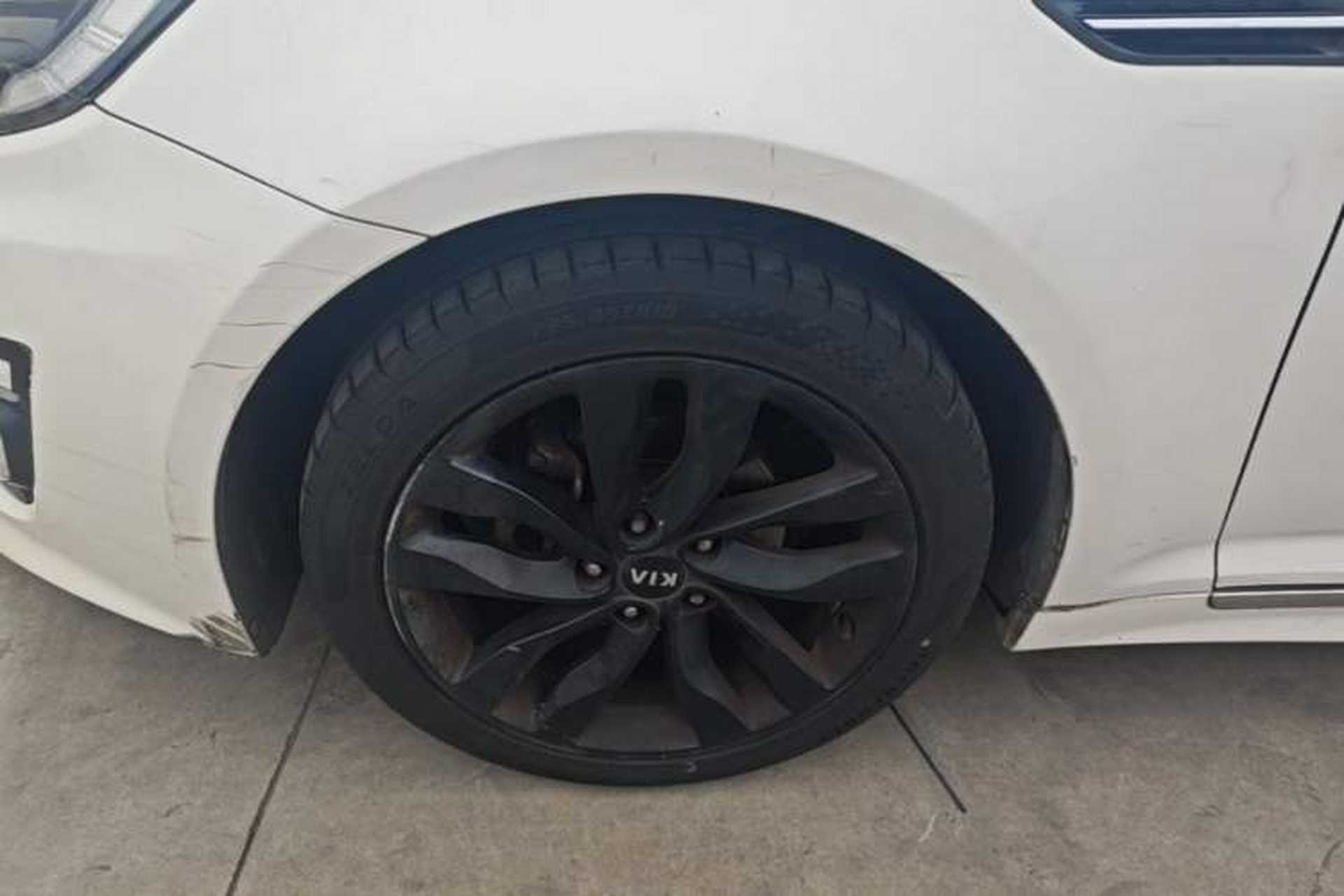 Used Kia K5 2015 2.0L Automatic LUX Left Front Wheel Hub