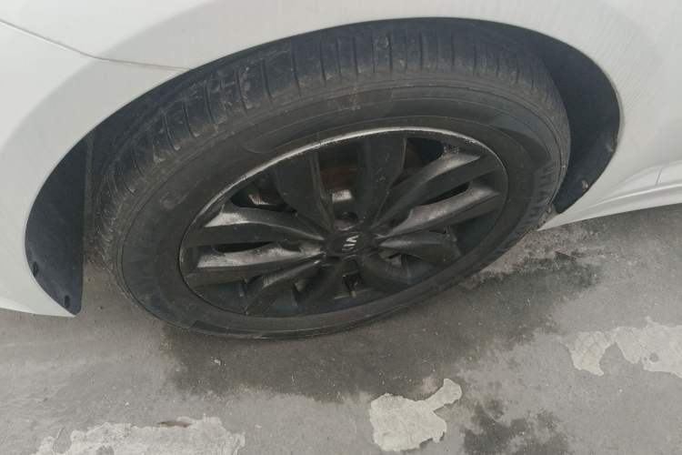 Used Kia K5 2015 2.0L Automatic GLS Left Front Wheel Hub