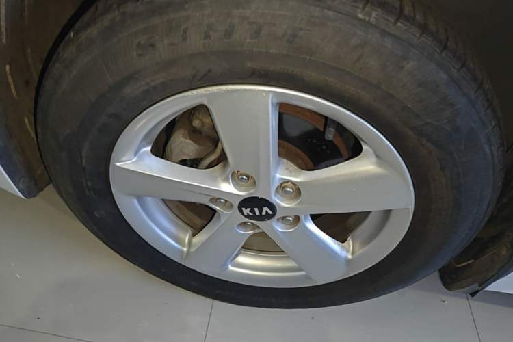Used Kia K5 2015 2.0L Automatic GL Left Front Wheel Hub