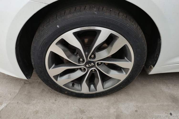 Used Kia K5 2015 2.0L Automatic LUX Left Front Wheel Hub